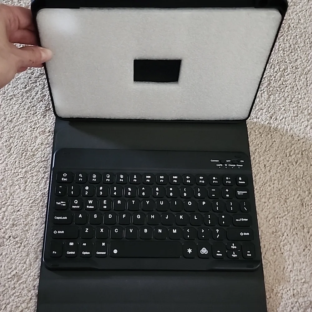 Brand New Wireless Keyboard Case for Tablets - Black For 11 Inch IPad.